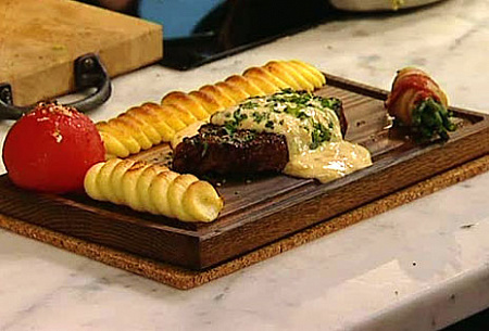 Доска для стейка 320*170*20 мм с бороздкой, дуб с подставкой Linden