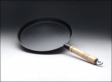 Сковорода d=24 см. чугун. h=2 см.с дерев. ручк./6/