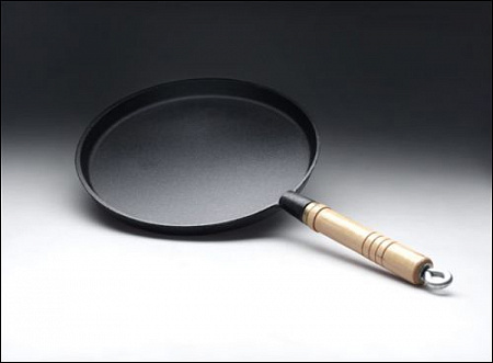 Сковорода d=24 см. чугун. h=2 см.с дерев. ручк./6/